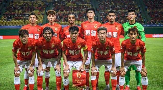 广州队|降薪后，广州恒大离队第一人曝光，球迷万万没想到是他，太意外了