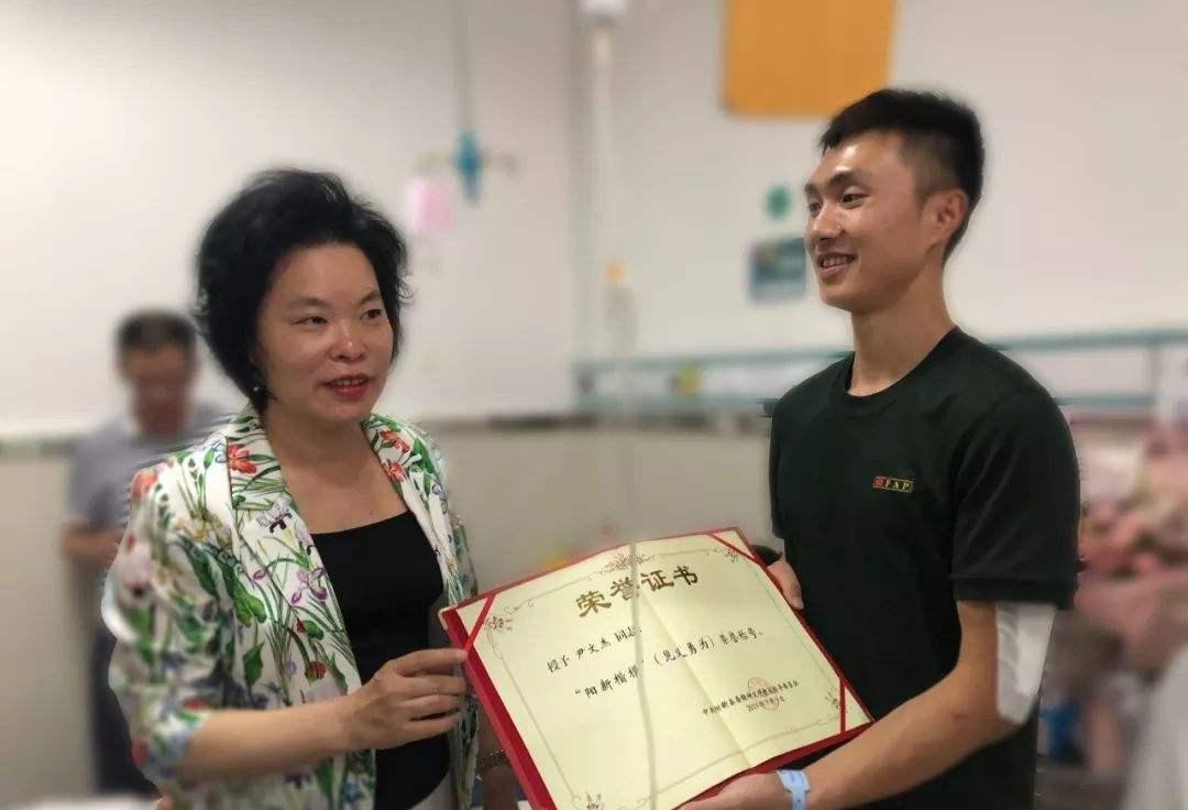2019年退伍军人抓小偷,见是十几岁孩子不忍下手,不料反被刺5刀