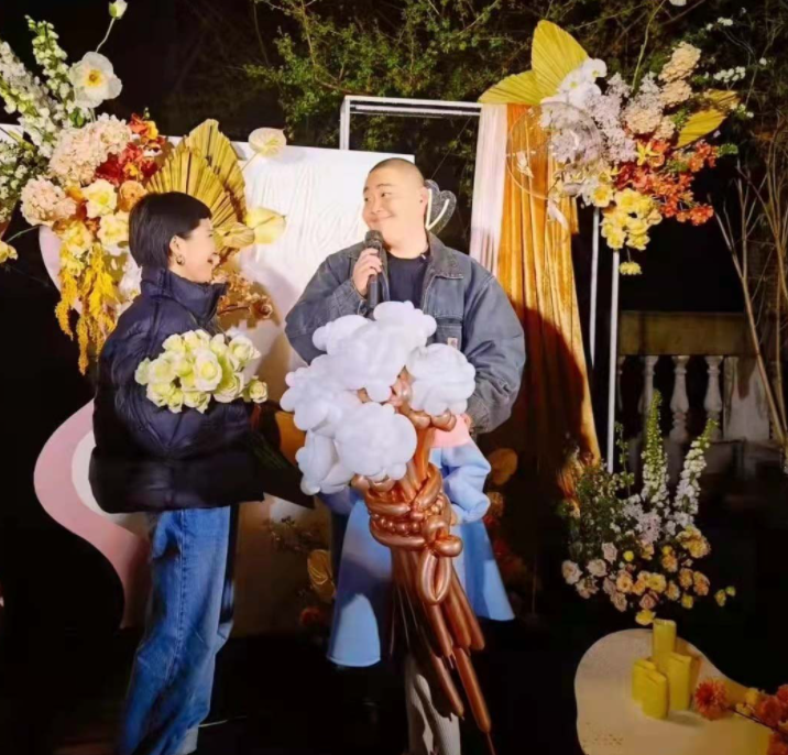 郝劭文|郝劭文求婚成功!两人穿着朴素现场简单有烟火气,不愧是娱圈清流