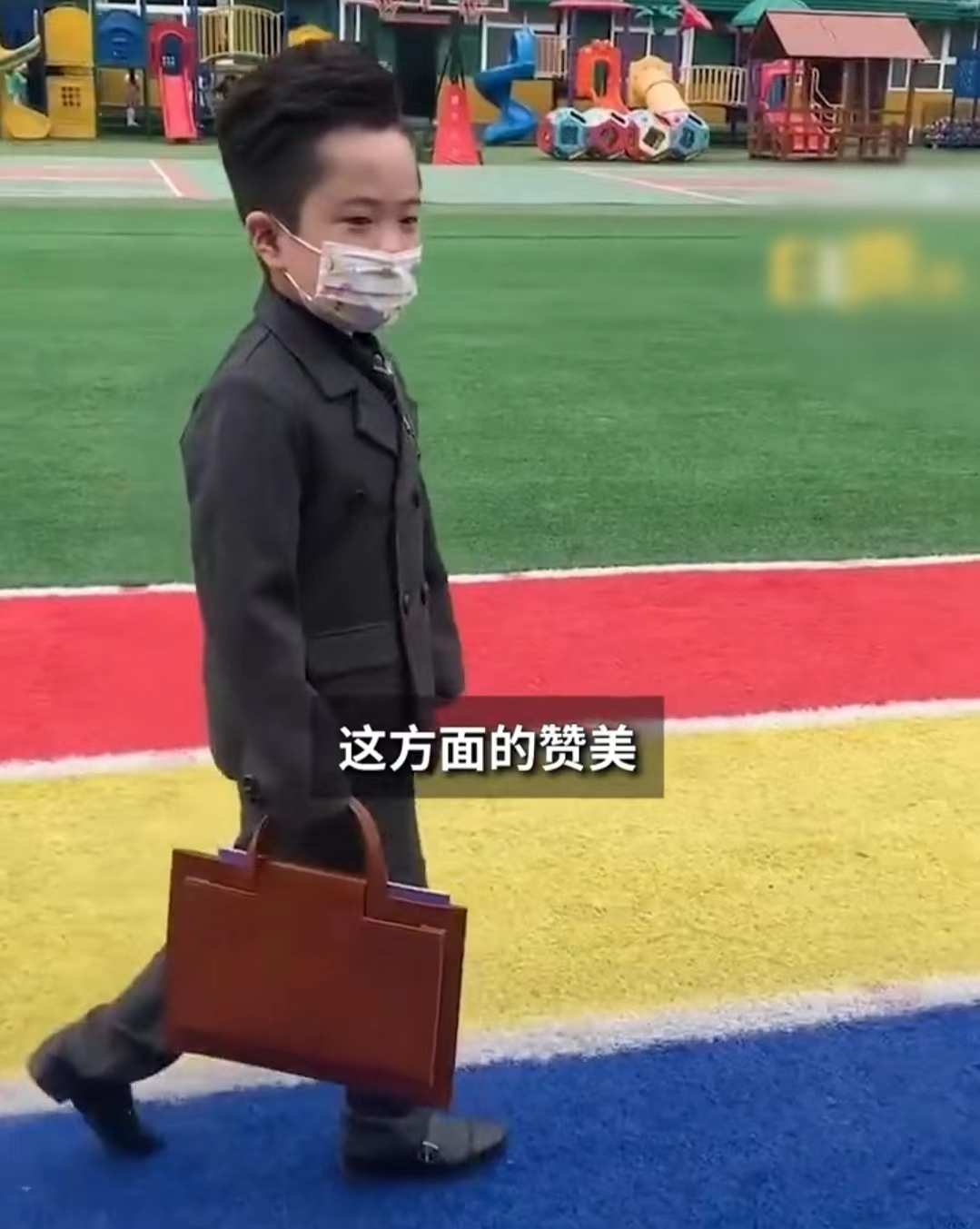 西装 5岁男孩发型“复古”，穿西装提“公文包”上幼儿园，评论区亮了