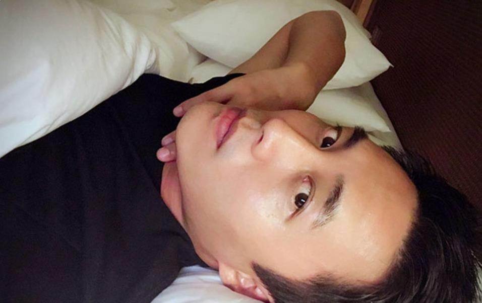 晒晒杜淳现实中的家,装修陈旧布置简单,墙面甚至还有点发霉痕迹