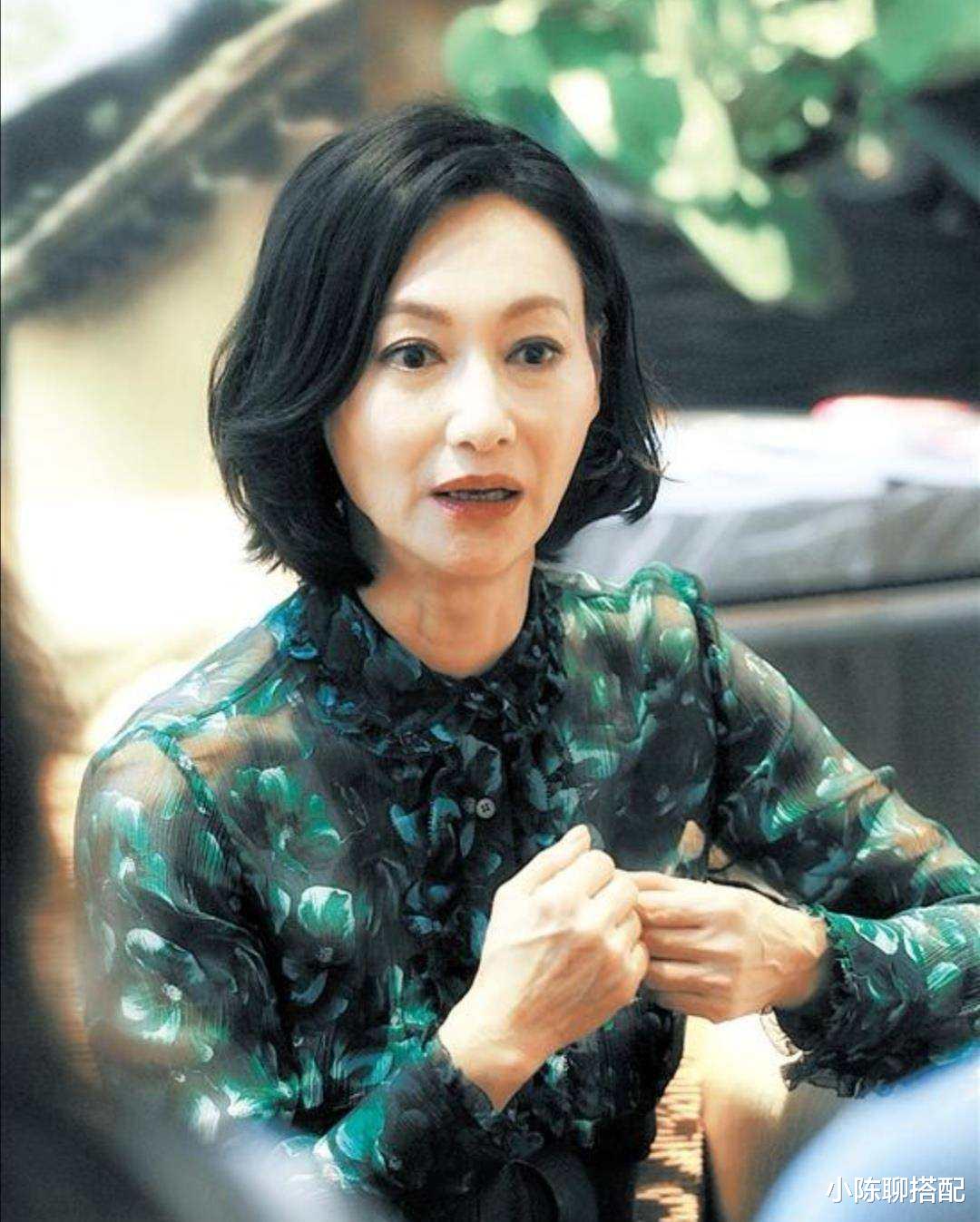穿衣搭配 老年人爱美还得学惠英红，62岁短发讲究，穿衣有品，活出别样风采