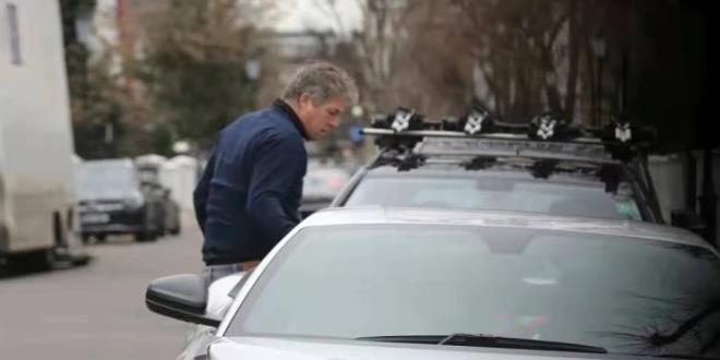 休·格兰特|61岁休格兰特近照曝光，他被称为“英国情人”，在情感上毫不逊色！