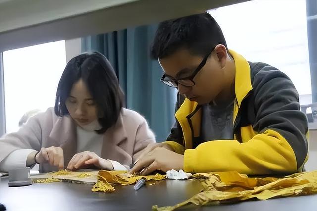 穿衣搭配|情侣双双入职烟草公司,发出的薪资明细让人羡慕,年终奖属实可观!