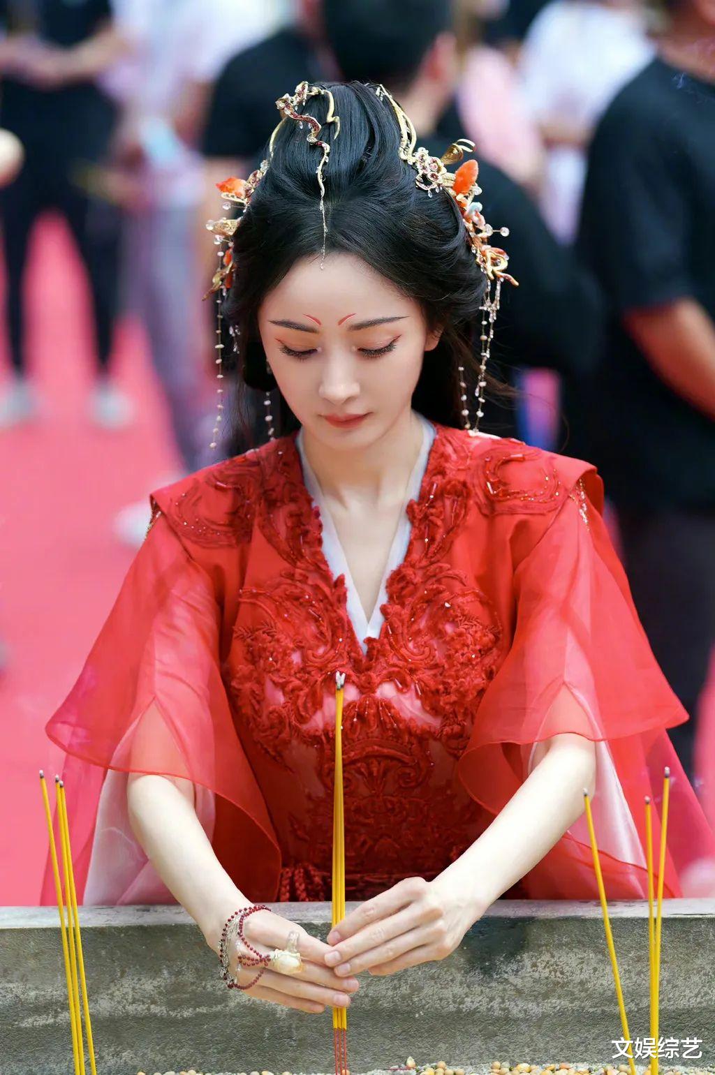 杨幂|杨幂穿红色古装长裙，美艳迷人的造型，与涂山红红很适配