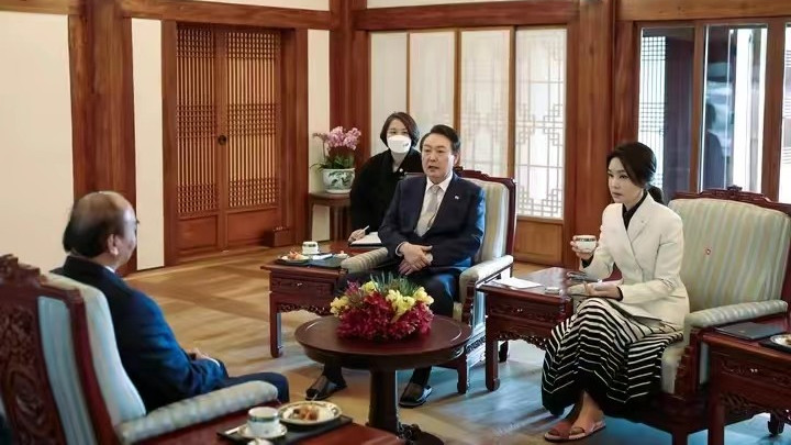 护肤品 韩国第一夫人比老公有气场！接见越南主席跷二郎腿，穿条纹裙独美