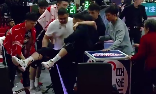 辽宁男篮|10分取胜！辽宁重回联盟第一 郭艾伦15+7杀气十足 杨鸣变阵见奇效