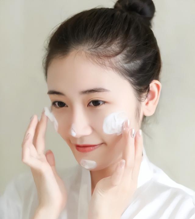 护肤品 月薪三千的女人，适合用这几种护肤品，性价比超高