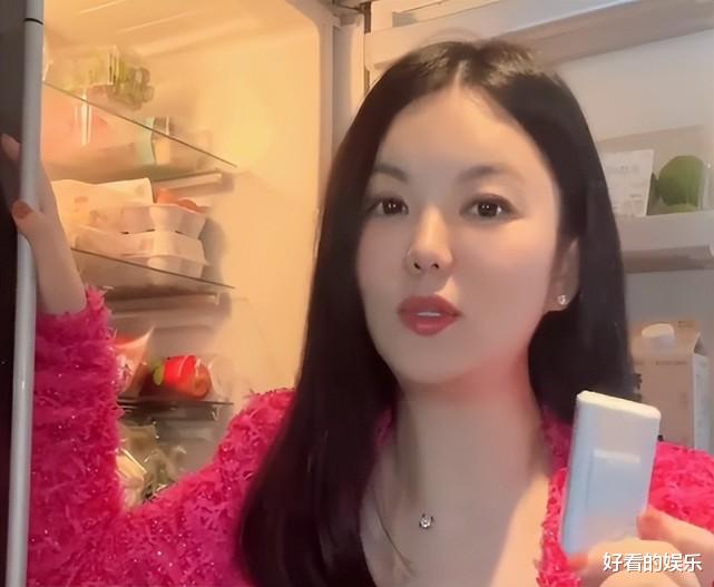 王诗龄|王诗龄入读英国“最难进”女校后,李湘回国,戴鸽子蛋大钻戒带货