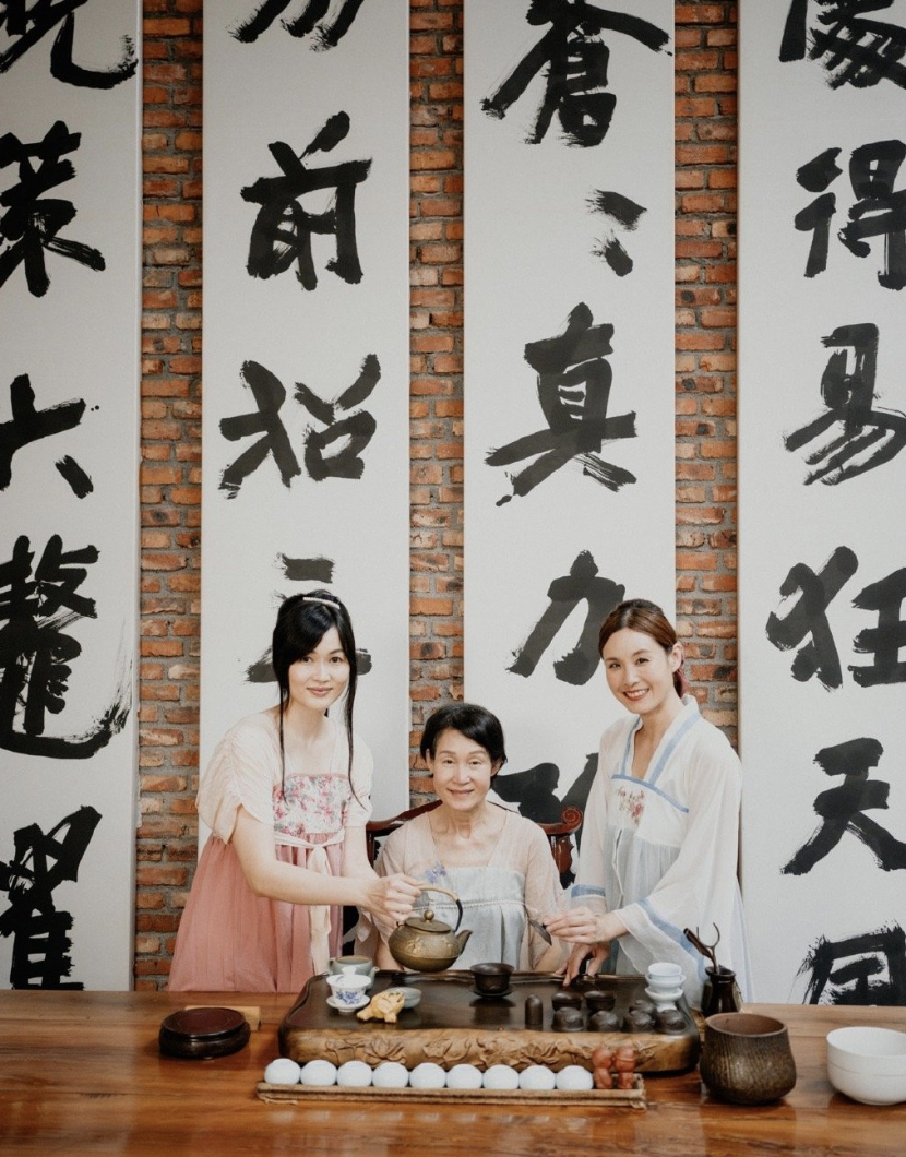 小泡芙|刘畊宏晒女儿中国风庆生视频，小泡芙从小美到大，吴尊妻儿齐出镜