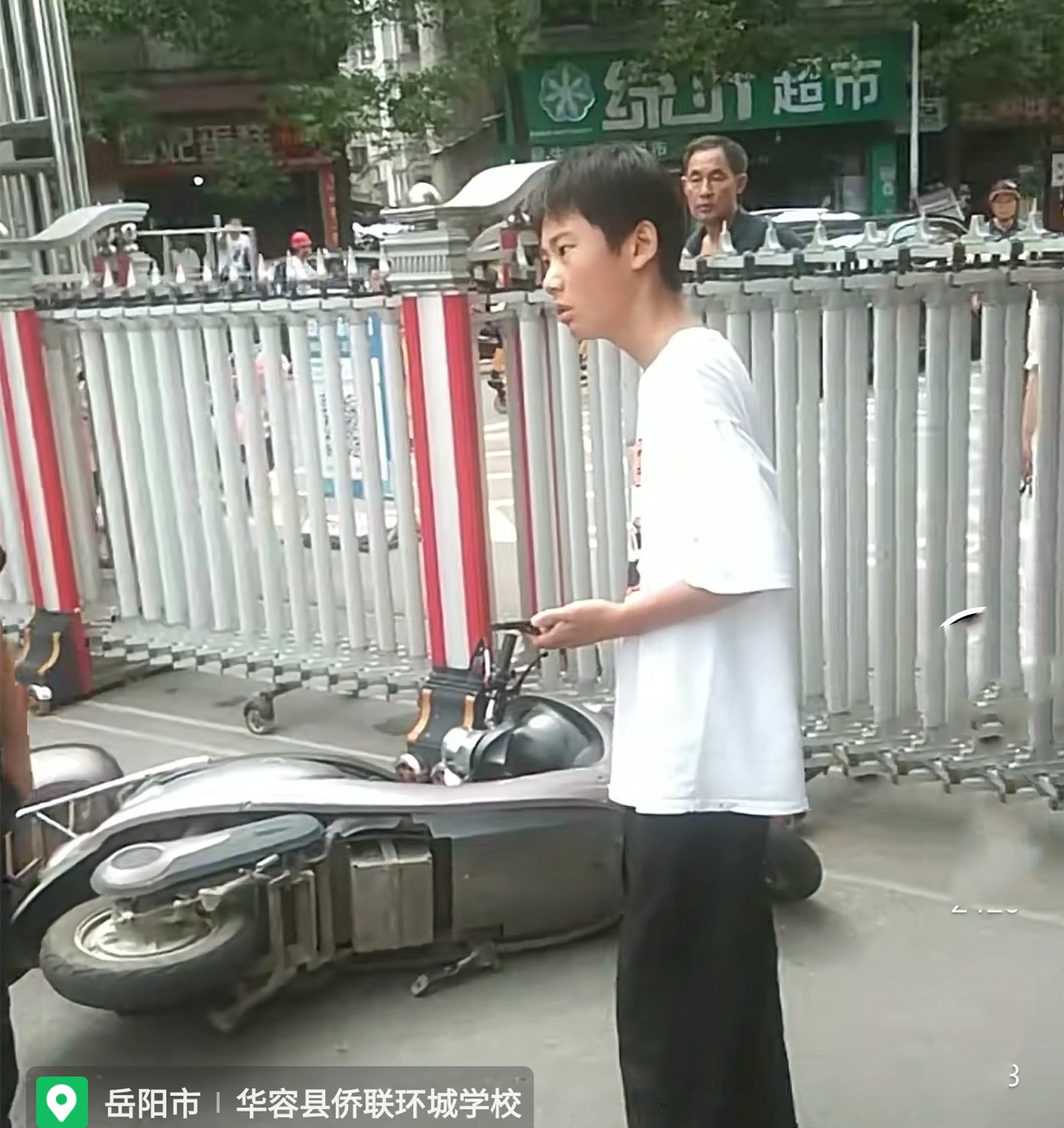 “我有势力”湖南一男子骑电动到学校闹事,被保安阻拦后这么说