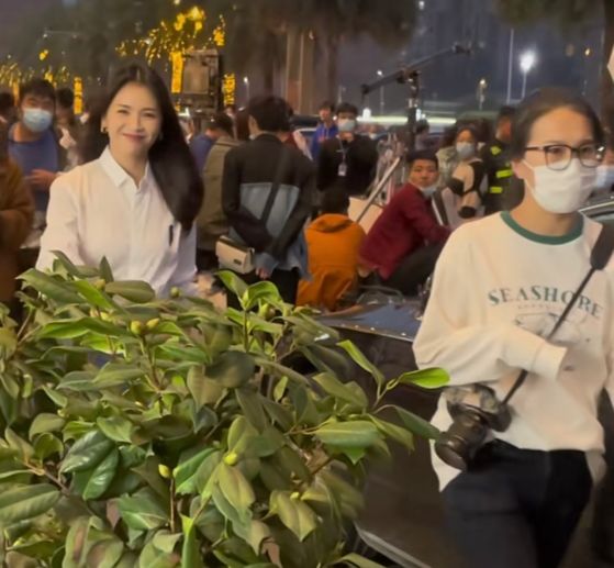 刘涛|刘涛在成都拍戏，皮肤水嫩身材高挑有少女感，看不出已过不惑之年