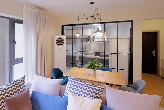 85平北欧风二居室,轨道灯、落地窗让客厅透亮显得十分舒适