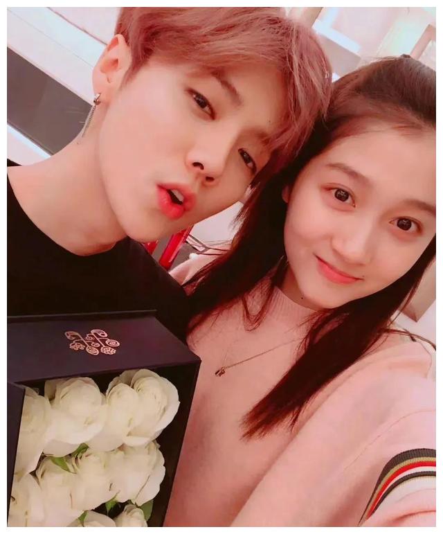 关晓彤|陈都灵晒照为关晓彤庆生，7年前因左耳相识，如今同框被质疑不熟