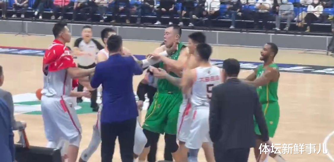 郭艾伦|疯狂8连胜！郭艾伦又破纪录，易建联14中6耻辱输球，失误24比11引争议