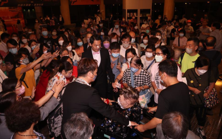 张伟文|知名歌手病痛缠身仍开唱！演出前突然怪叫，行动不便全程坐着表演