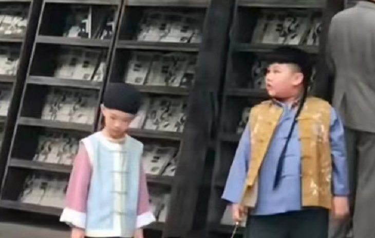 郭德纲|郭德纲二婚老婆露面探班，拎7万奢侈包浑身肉，儿子挺大肚很像爸