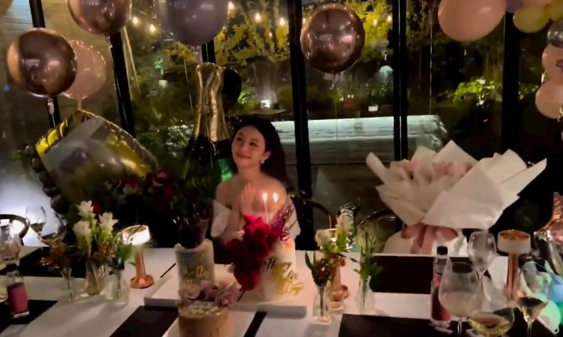 邱淑贞|邱淑贞大女儿晒庆生照，21岁沈月颜值气质出众，完美继承妈妈美貌