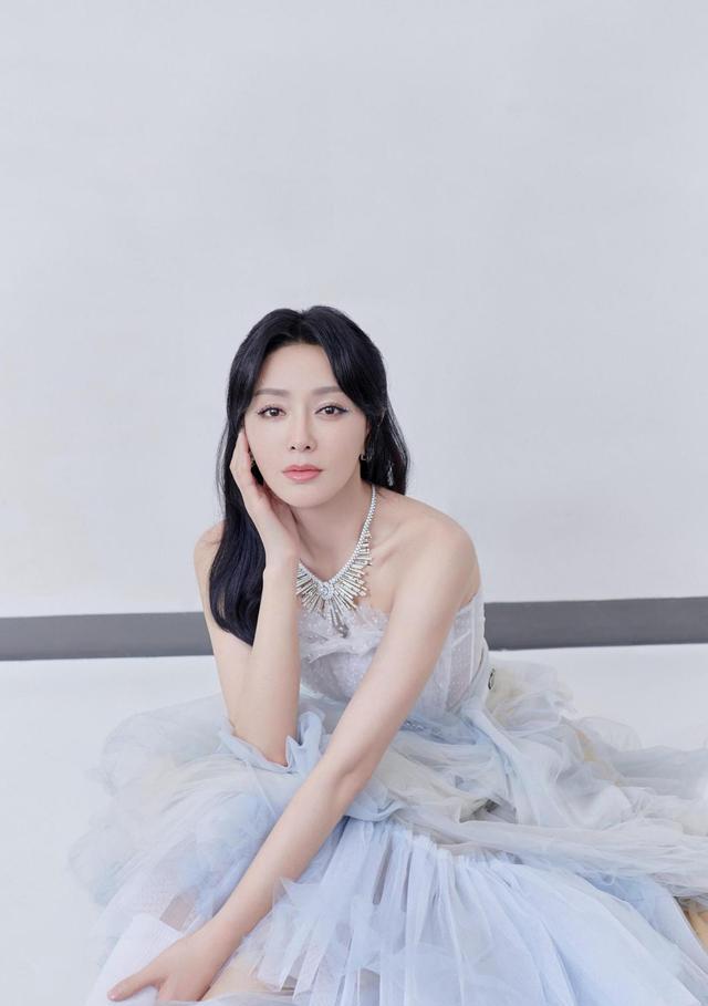 向佐|“单身富婆”秦岚:开百万豪车住千万豪宅,曾为黄晓明赔偿1000万