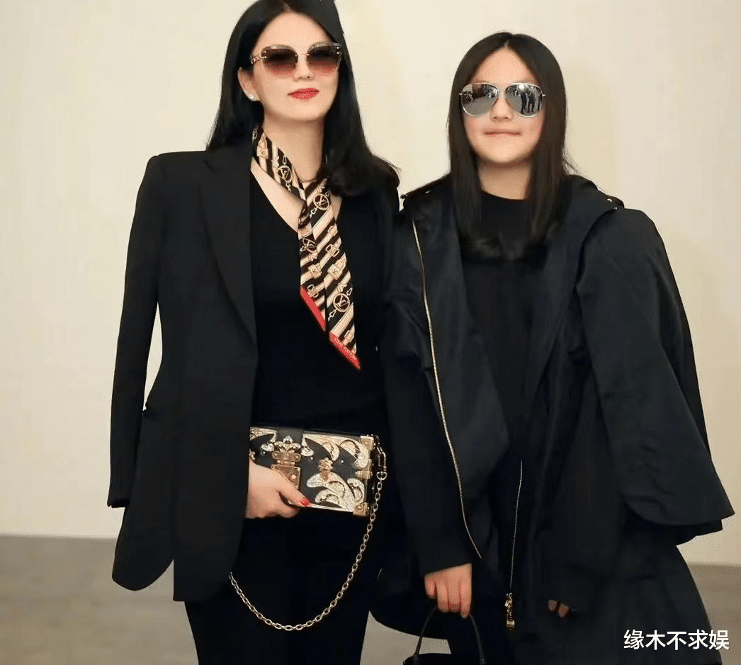 王诗龄|李湘母女英国被偶遇,13岁王诗龄又高又瘦,网友谈偶遇趣事