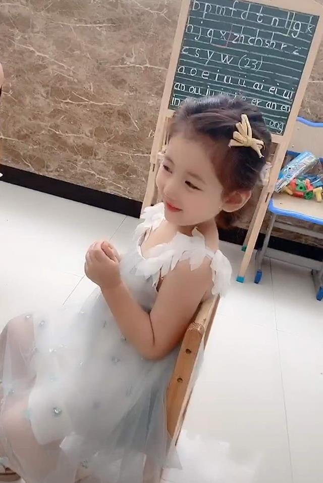 老师每天换花样给女儿扎小辫,妈妈实地考察后发现真相