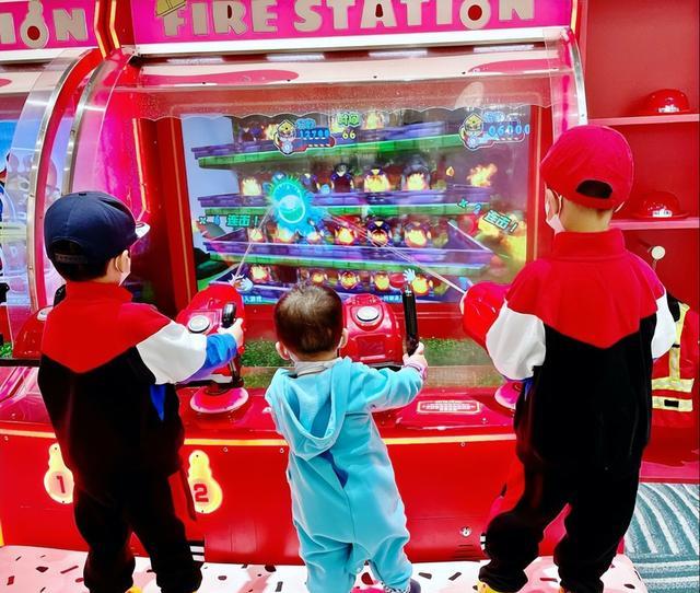 张艺谋|42岁胡杏儿海边美照曝光！老公一人带仨娃，支持老婆工作不遗余力