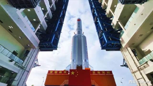发射倒计时!梦天实验舱舱箭组合体转运至发射区,对接黑科技曝光