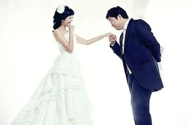 戒指|昔日穷困潦倒险卖孩子周岁戒指，如今怀抱大赏收获鲜花掌声！