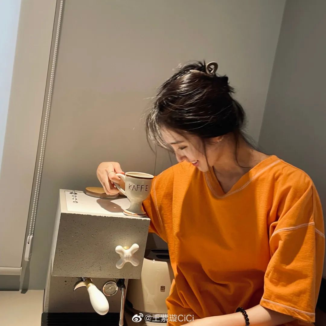 浪姐王紫璇豪宅曝光!自带室内电梯,摆满潮玩,装修品位一绝