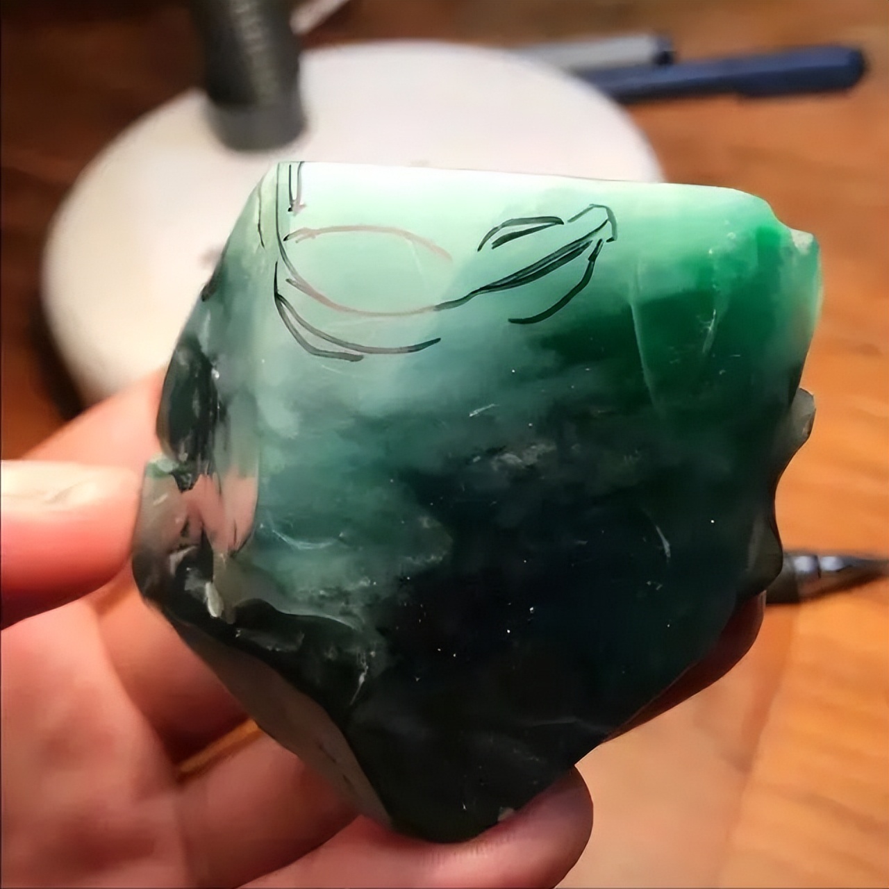 鳄鱼|绵重裂多的原石经大师神来之手，盘出来的货让人垂涎欲滴！