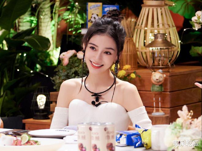 赶海|baby加盟《心动的信号5》,穿抹胸现丰满上围,天鹅颈太惹眼