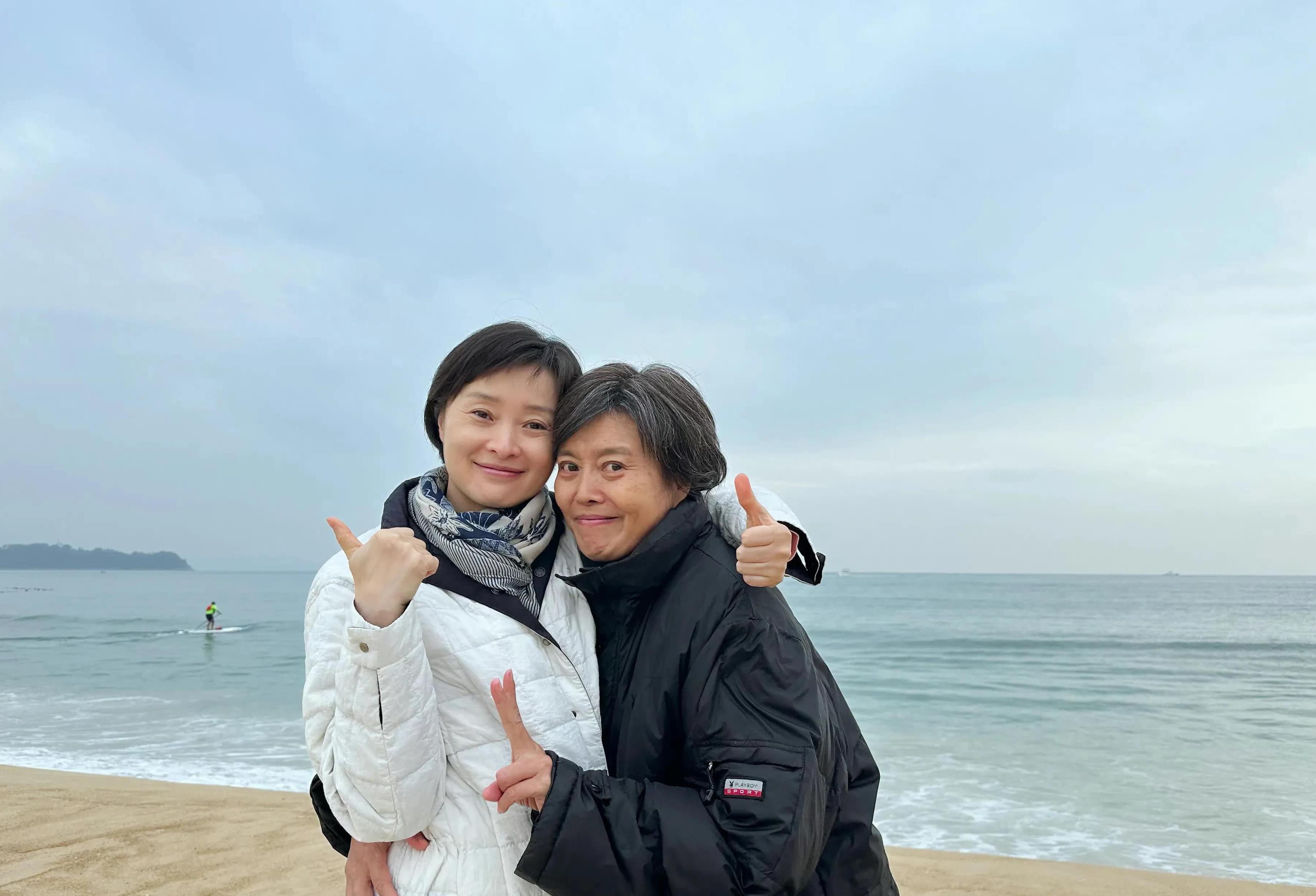 丁嘉丽|吴越和丁嘉丽海边跨年,63岁丁嘉丽满头白发,模样认不出