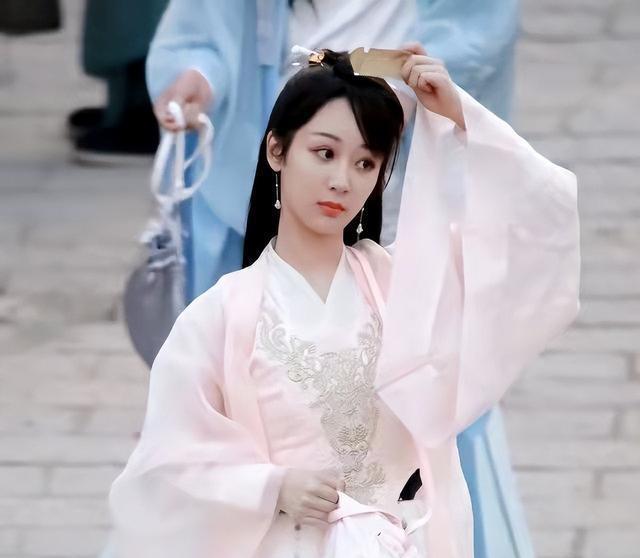 杨紫|禁娱日!杨紫演技上热搜,评论区翻车:是黑热搜?