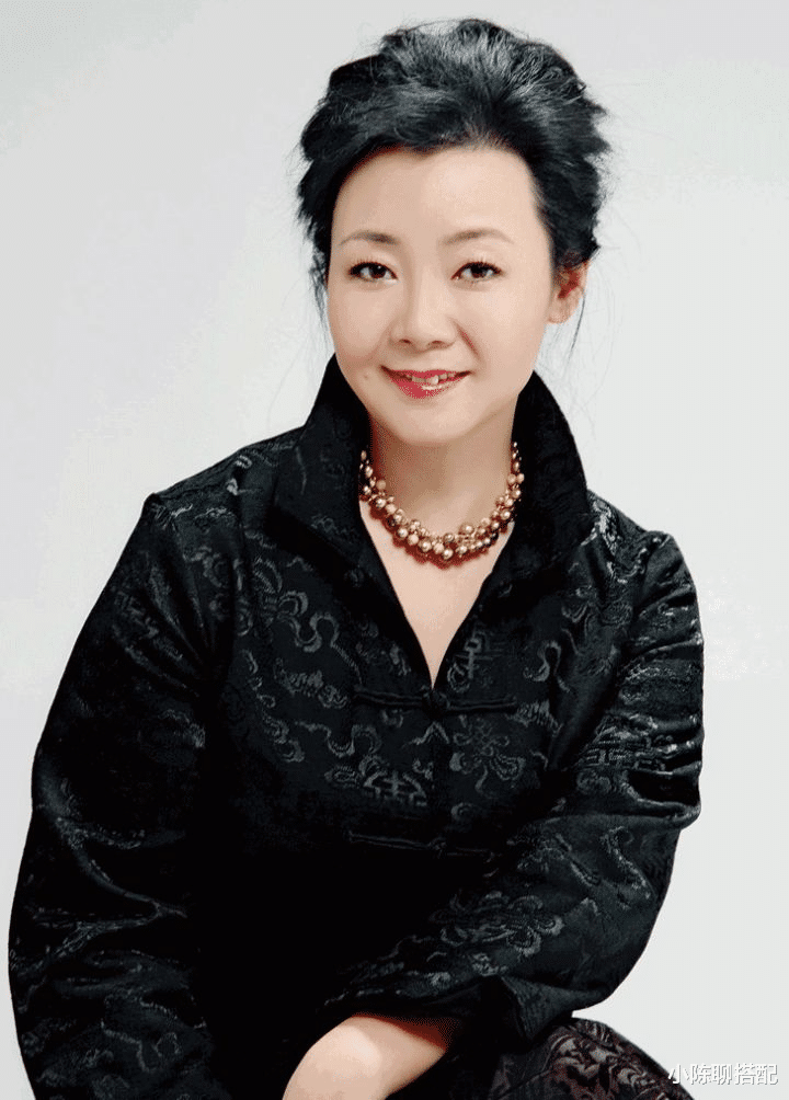 bin “国民妈妈”萨日娜：圆脸很旺夫，穿衣宽松得体，54岁也温婉贵气
