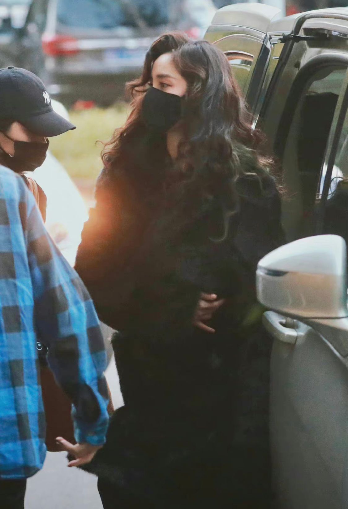 发型 被杨幂新发型惊艳了,烫“港风卷”好显贵,配黑色皮草贵妇范十足