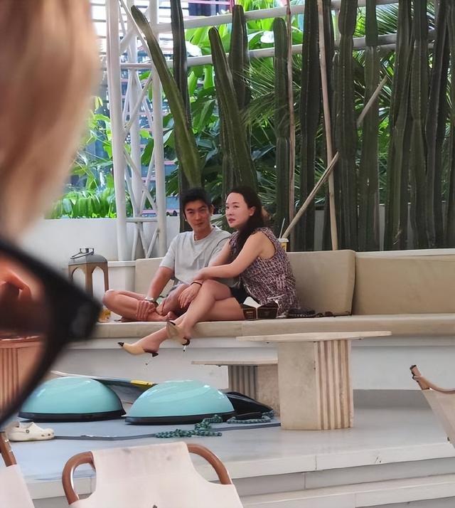 杜江|杜江霍思燕带娃度假 夫妻二人穿着清凉十分惬意