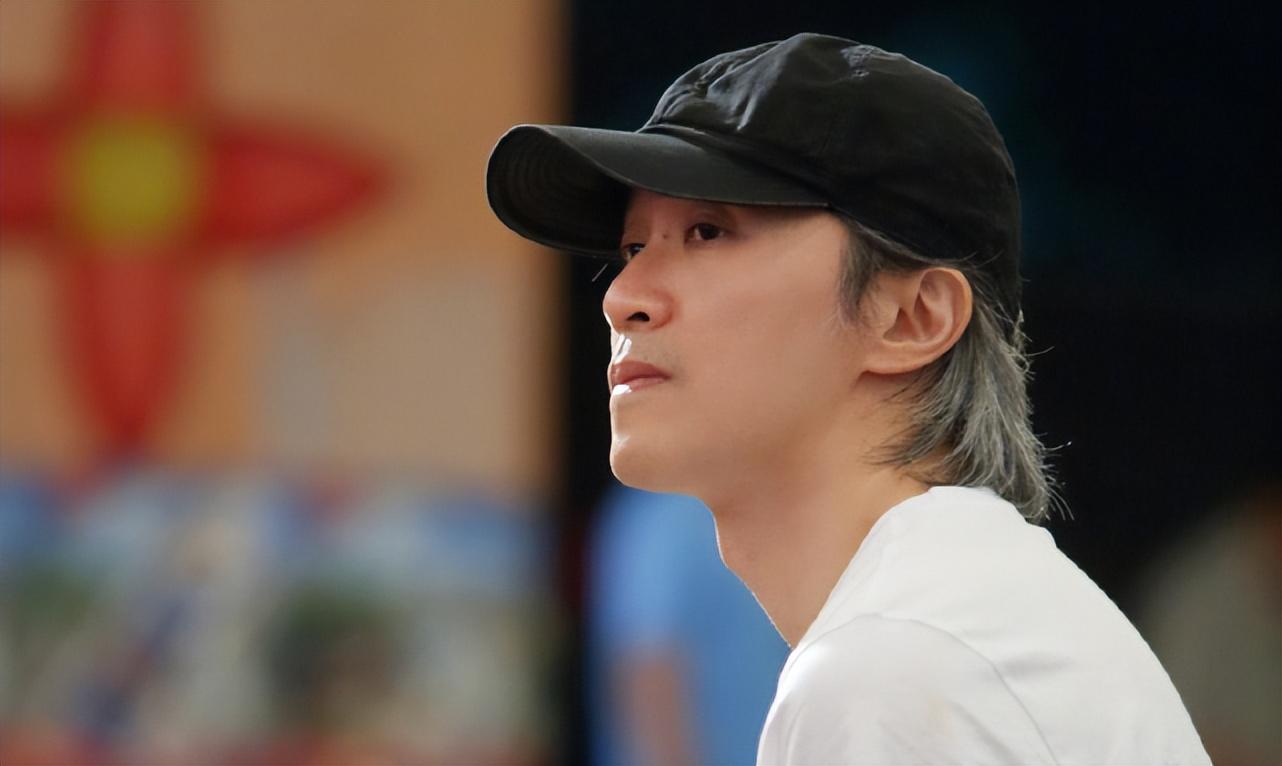 周星驰|60岁周星驰：挑战冲浪，动作潇洒灵活身姿轻盈！状态犹如年轻小伙