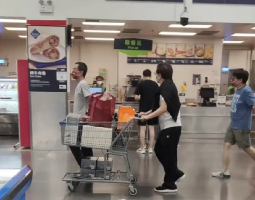 成龙|为何会这样？61岁刘德华片约不断，68岁成龙没戏拍逛超市