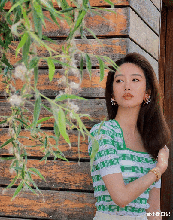 杨采钰的薄荷绿与月光白造型,激活夏日田园气息,勾勒出复古意蕴