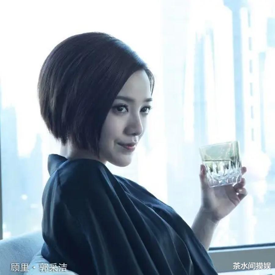 贾静雯|看脸气场一米八，实际身高矮冬瓜，娱乐圈女星的脸太会“骗人”！