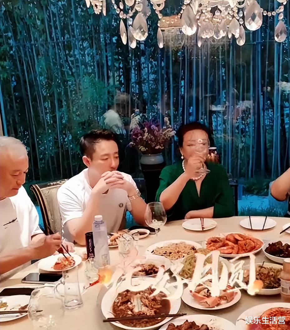 张兰|张兰设中秋宴，对大S、张颖颖称呼亮了，网友：难怪小菲妈宝