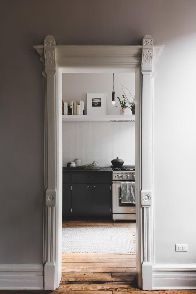 围绕存在感很强的绿色,一屋子深色调家具,建立一个精致时髦的家