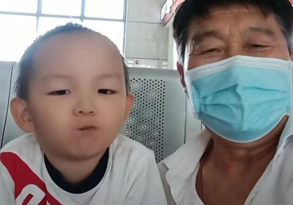 |熊磊晒与外婆同框合照，评论区获网友暖心祝福，点赞评论有深意