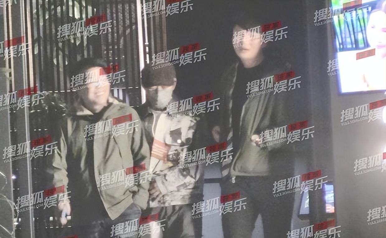 |王宝强带女友与好友聚餐！开百万豪车，冯倩身材高挑相貌姣好