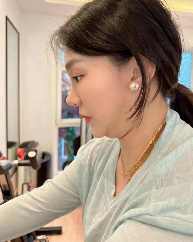 巨兴茂|巨兴茂小15岁娇妻晒孕妇照，正式官宣怀孕，肚大如箩仍运动