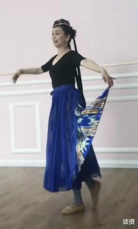 谭梅|朱军老婆站路边翩翩起舞，51岁谭梅身材纤细，气质极佳