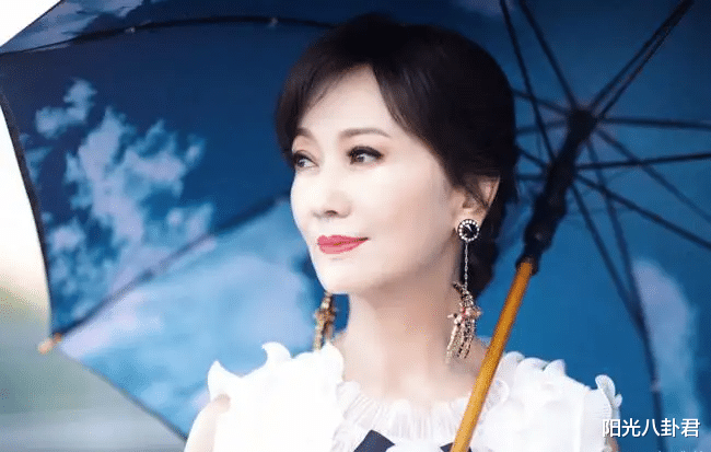 带货|8位内地带货的过气港星,有人70岁熬夜直播,有人8小时仅赚200元