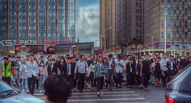 购房置业|怪象！城市房价那么高，为何许多年轻人却不愿回农村去？