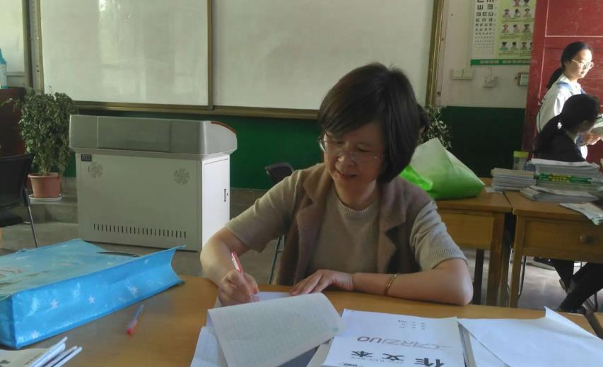 教师|中学语文教师辞职信火了,从教19年工资却只有2000,校长哑口无言