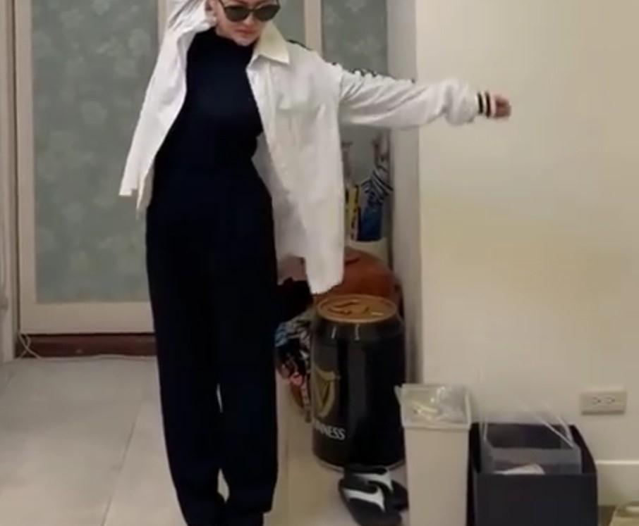 小S|小S跳热舞欢迎新姐夫,头包塑料袋舞姿浮夸搞怪,家中空间好拥挤